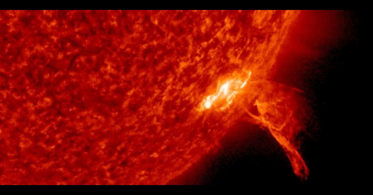 Solar flares could trigger temporary radio blackouts, report warns
