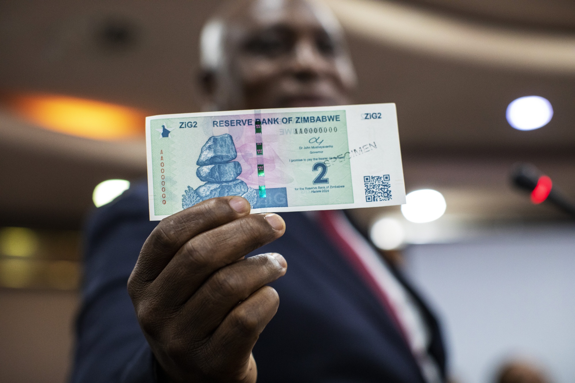 Zimbabwe’s currency stumbles: Banks down, old cash useless
