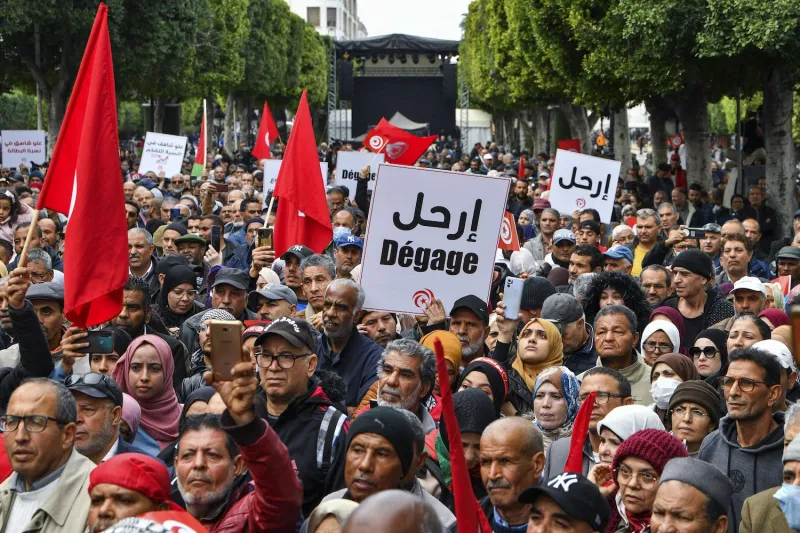 Hundreds protest in Tunisia to demand a date for fair presidential elections