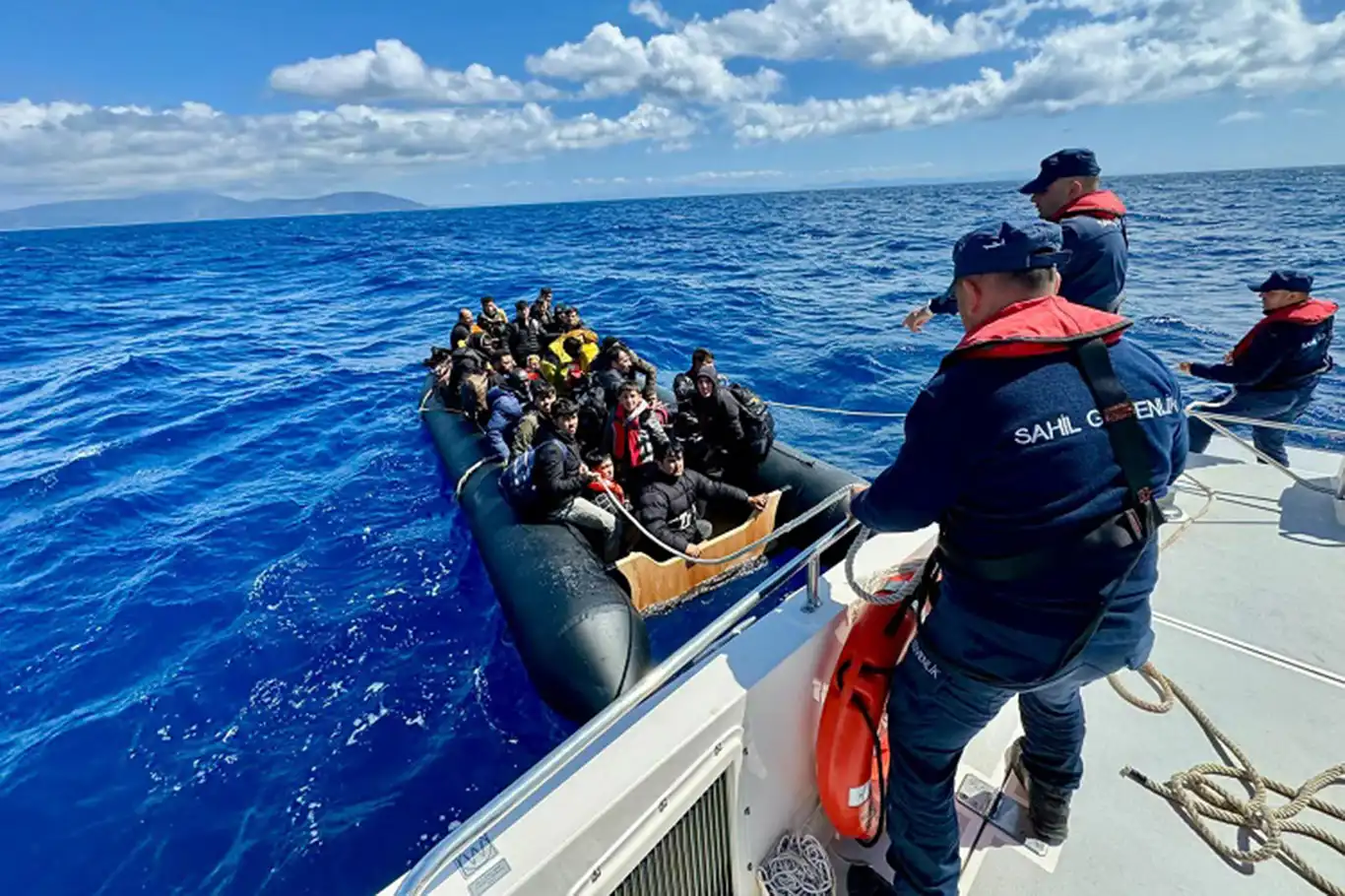 Turkish Coast Guard rescues 60 migrants off Izmir, apprehends 55