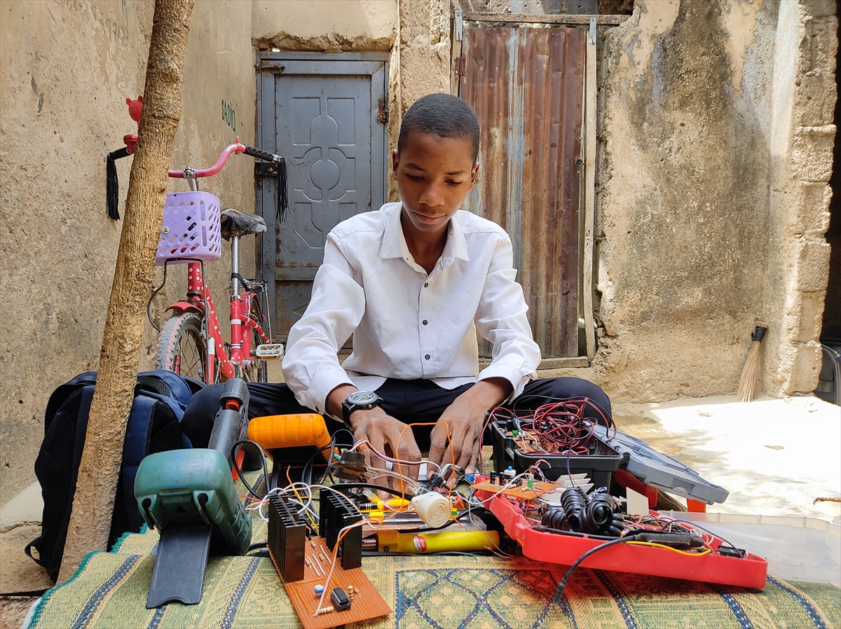 Nigeria: A student invents sensor glasses for the visually impaired