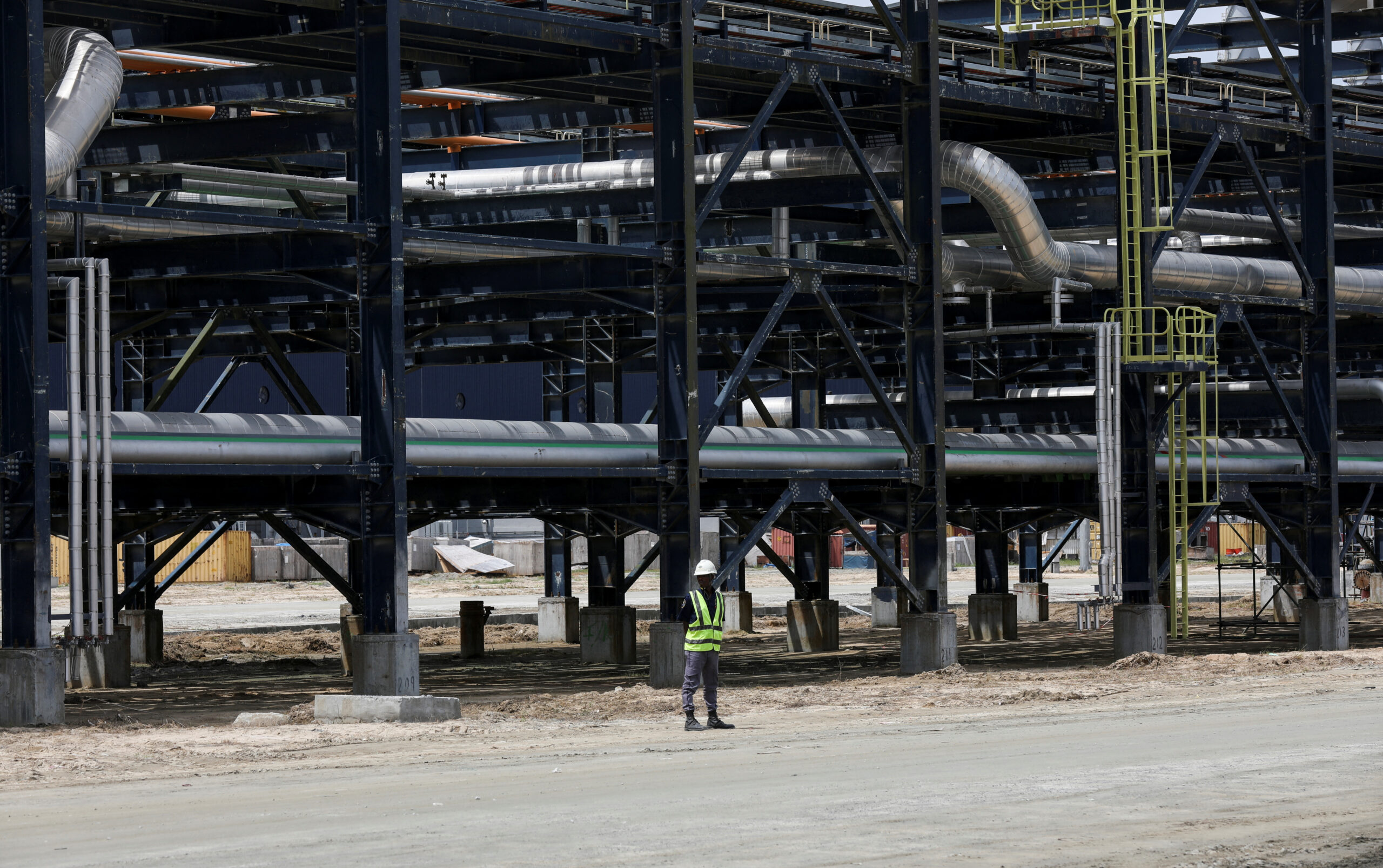 Nigeria oil union orders gas, crude cutoff to Dangote refinery over layoffs
