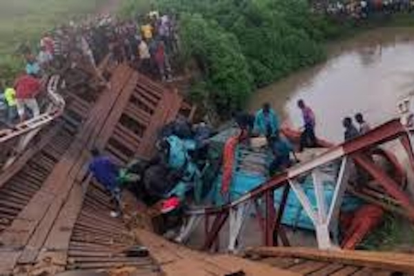 Bridge collapse at Congo mine sparks deadly stampede