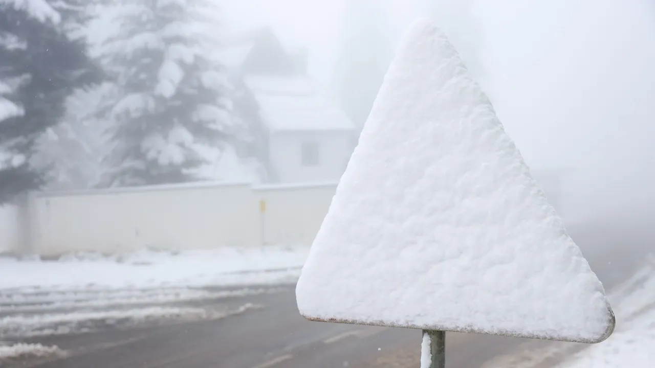 Heavy snow paralyzes roads, traps vehicles in Algeria