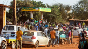 Militants tighten blockade on Bamako as Mali crisis deepens