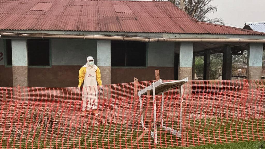 US expands Ebola travel ban to include green card holders