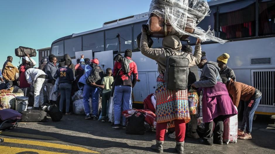 Zimbabwe says nearly 100,000 citizens returned from South Africa